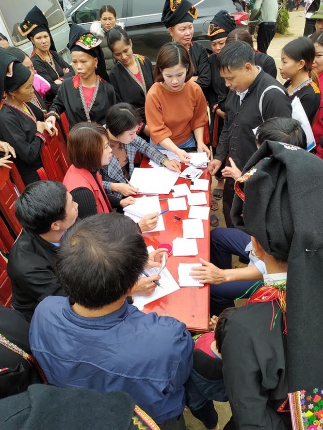 Chùm ảnh: Hàng trăm người dân nghèo ở Yên Bái được khám miễn phí ảnh 1