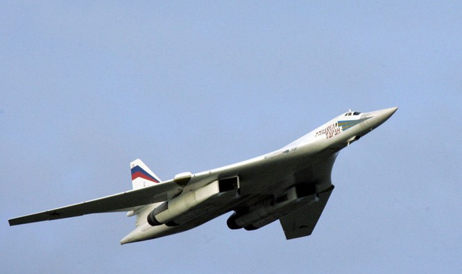 Tổng thống Nga Vladimir Putin trên máy bay ném bom chiến lược siêu âm Tu-160