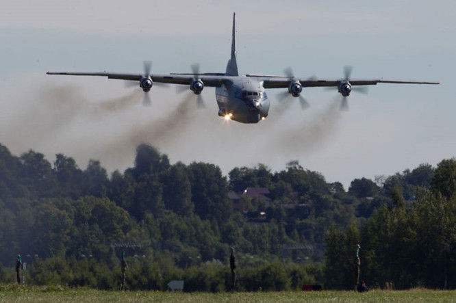 Máy bay AN-12 hạ cánh tại sân bay quân sự Levashovo