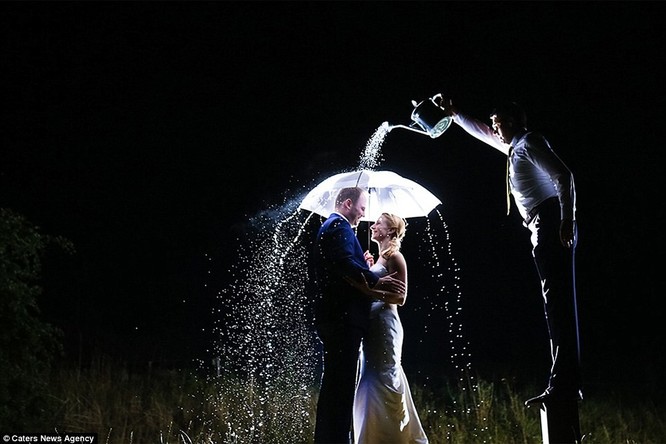 Cách để có một tấm ảnh cưới lãng mạn dưới mưa.
