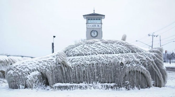 Mùa đông lạnh giá ở Mỹ. Ảnh: Chiếc ô tô Mitsubishi Lancer đã bị “đóng băng” mắc kẹt trên bờ sông ở Hamburg, New York (Mỹ) ngày 12/1/2016.