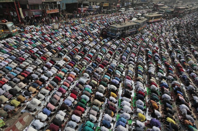 Tín đồ Hồi giáo Bangladesh cầu nguyện trong ngày đầu tiên. Đây là sự kiện lớn nhất hàng năm của người Hồi giáo, bên bờ sông Turag, Dhaka từ những năm 1960
