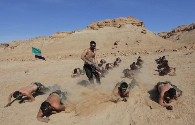 Lực lượng dân quân Shia khác ở Iraq yêu cầu các thành viên tham gia cuộc tập luyên trên sa mạc trước khi tốt nghiệp .