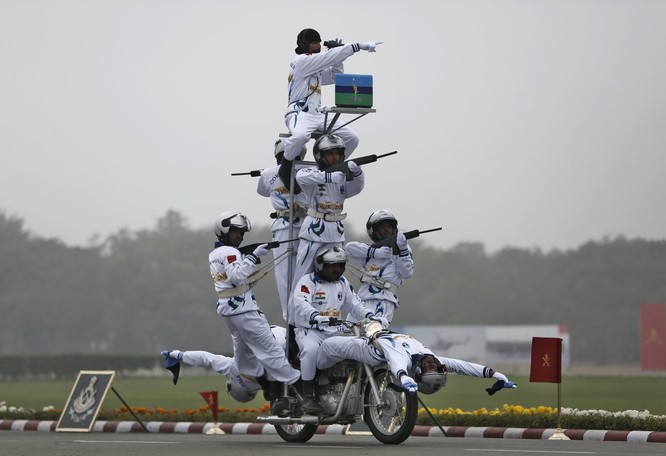 Binh sĩ quân đội Ấn Độ thực hiện màn biểu diễn trên môtô trong cuộc Diễu hành kỷ niệm 68 năm này thành lập Quân đội Ấn Độ tại New Delhi. Cuộc diễu hành đã huy động đông đảo binh lính từ nhiều trung đoàn khác nhau.