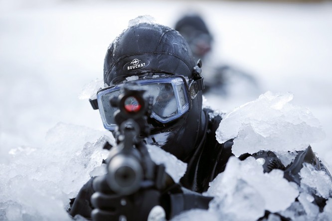 Ở Hàn Quốc, các thành viên của Lực lượng Chiến tranh đặc biệt cũng đào tạo trong điều kiện băng giá.
