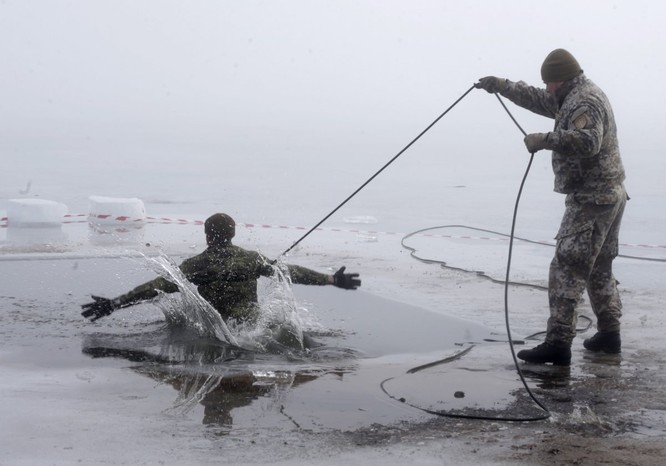 Một người lính Canada tại Latvia luyện tập với băng như một phần của bài tập của Chiến dịch Giải pháp Đại Tây Dương.