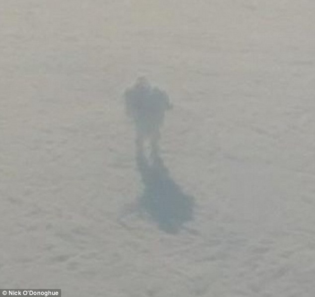 Hành khách trên máy bay bất ngờ chụp được ảnh robot khổng lồ ảnh 2