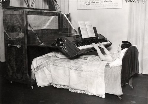 Đàn piano dành cho người nằm.
