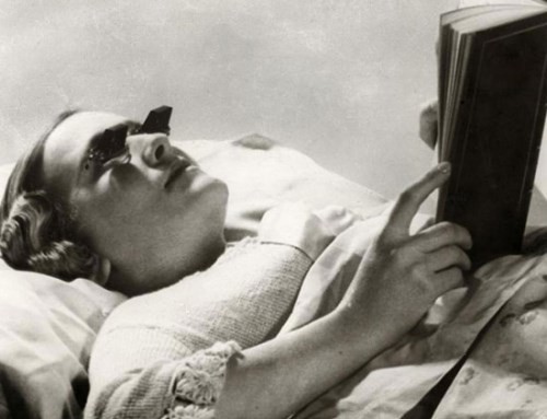Kính giúp cho người nằm trên giường có thể đọc sách mà không bị mỏi tay.