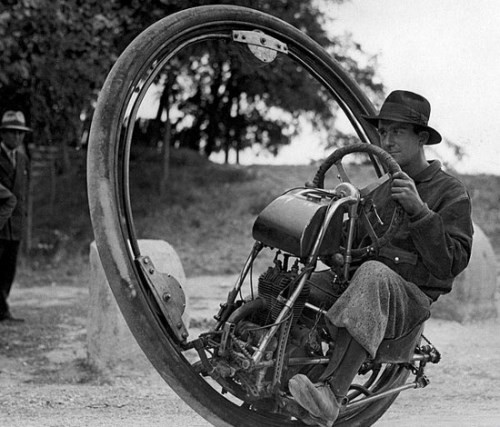 Xe mô tô một bánh được sáng chế vào năm 1931.