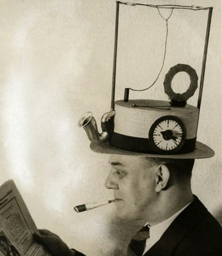 Mũ kết hợp với radio để có thể mang theo người một cách tiện lợi.