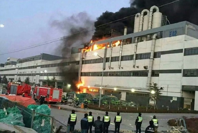 Cháy lớn tại nhà máy sản xuất iPhone ảnh 2