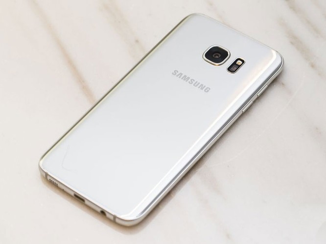 Cận cảnh từng chi tiết của Samsung Galaxy S7 Edge ảnh 12