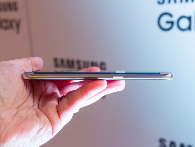 Cận cảnh từng chi tiết của Samsung Galaxy S7 Edge ảnh 23