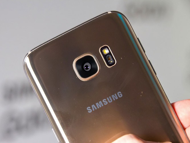 Cận cảnh từng chi tiết của Samsung Galaxy S7 Edge ảnh 25