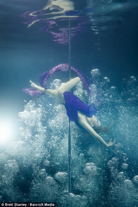 Mãn nhãn ngắm mỹ nhân múa cột dưới nước ảnh 19