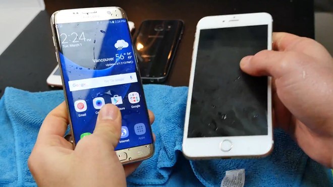 Video: Galaxy S7 edge so độ bền với iPhone 6S Plus ảnh 8