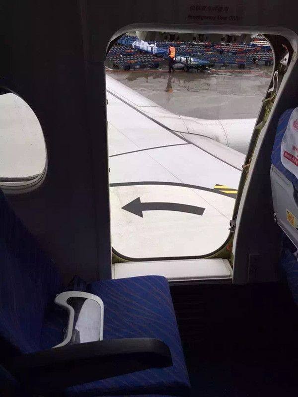 Máy bay trễ chuyến vì hành khách muốn “hít thở chút không khí” ảnh 1