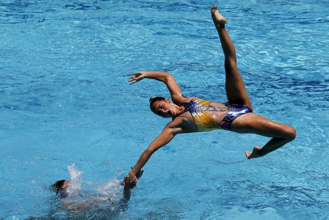 Nữ VĐV bơi đồng bộ Pháp trong cuộc thi ở Brazil 