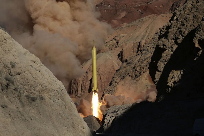 Phóng thử nghiệm tên lửa đạn đạo ở Iran 