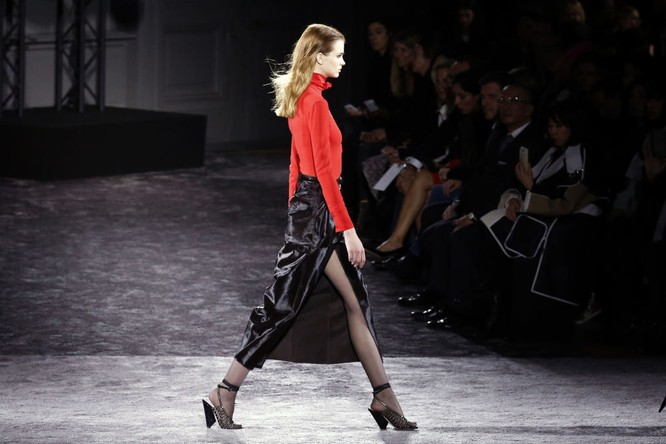 Người mẫu trên sàn diễn thời trang giới thiệu bộ sưu tập của Nina Ricci ở Paris 