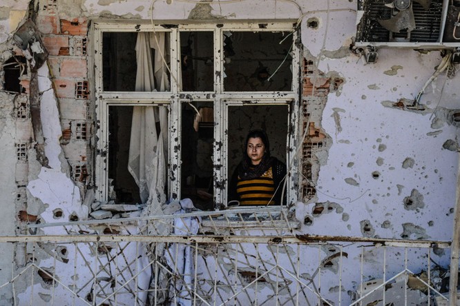 Người phụ nữ trong ô cửa ngôi nhà đổ nát ở Cizre, Thổ Nhĩ Kỳ 