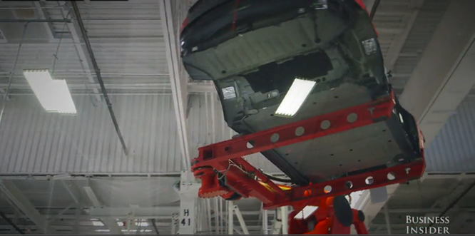Cận cảnh nhà máy sản xuất xe hơi với 150 robot của Tesla ảnh 10