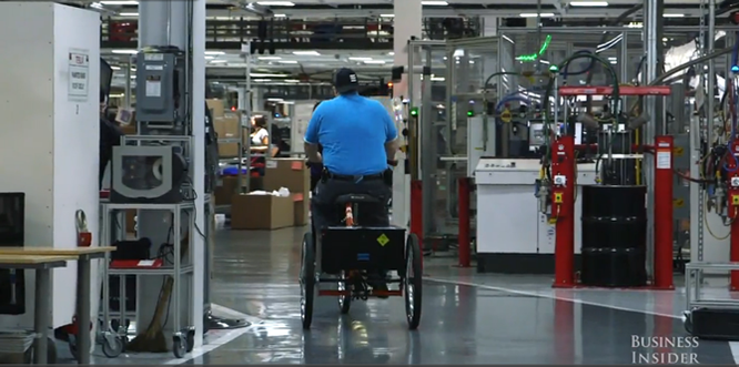 Cận cảnh nhà máy sản xuất xe hơi với 150 robot của Tesla ảnh 12