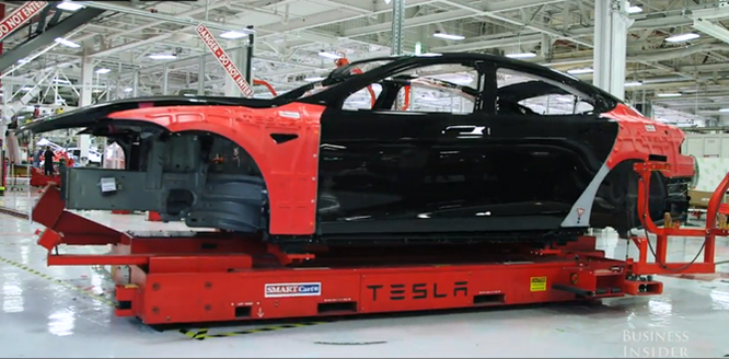 Cận cảnh nhà máy sản xuất xe hơi với 150 robot của Tesla ảnh 14