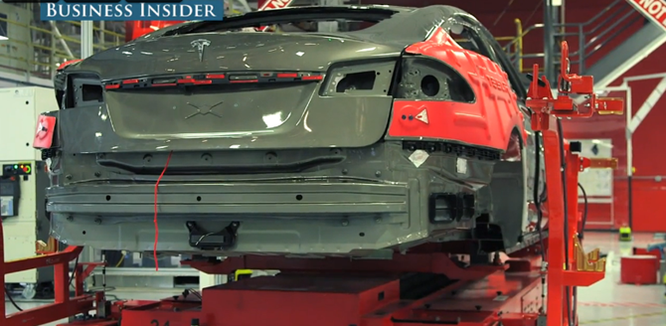 Cận cảnh nhà máy sản xuất xe hơi với 150 robot của Tesla ảnh 3