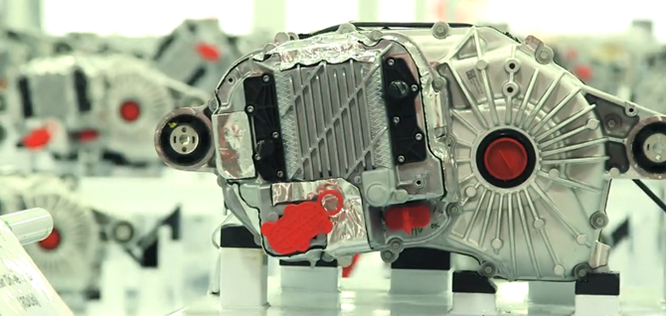 Cận cảnh nhà máy sản xuất xe hơi với 150 robot của Tesla ảnh 4