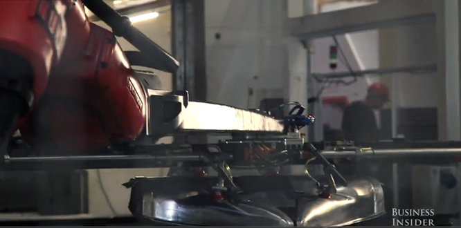 Cận cảnh nhà máy sản xuất xe hơi với 150 robot của Tesla ảnh 7