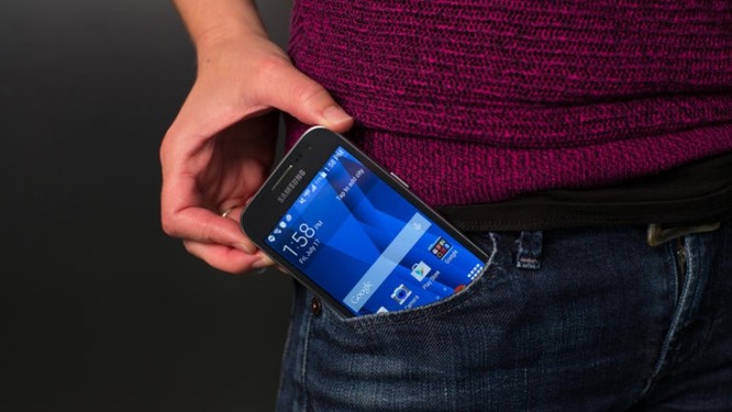 4 mẫu smartphone Android cỡ nhỏ là đối thủ của iPhone SE ảnh 3