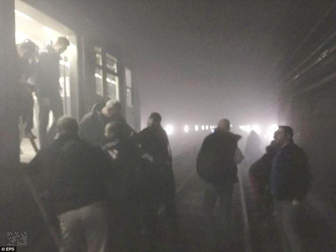 Khủng bố ở Bỉ: Chìm trong hoảng loạn và khói bụi dày đặc ảnh 28