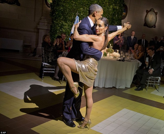 Video: Tổng thống Mỹ vụng về nhảy Tango ở Argentina ảnh 1
