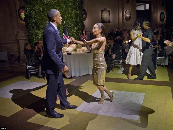 Video: Tổng thống Mỹ vụng về nhảy Tango ở Argentina ảnh 4