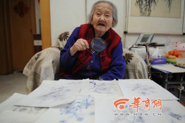 Tròn mắt xem cụ bà 100 tuổi dùng kính lúp vẽ tranh ảnh 1