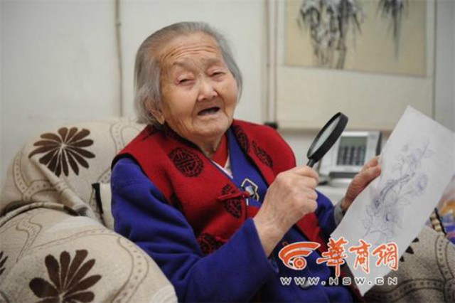 Tròn mắt xem cụ bà 100 tuổi dùng kính lúp vẽ tranh ảnh 2