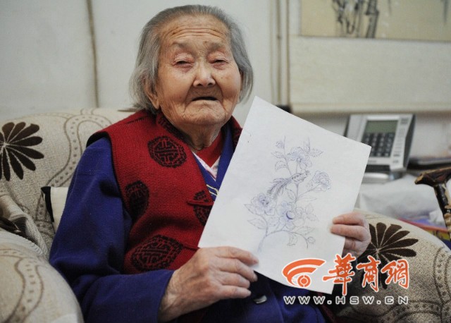 Tròn mắt xem cụ bà 100 tuổi dùng kính lúp vẽ tranh ảnh 3
