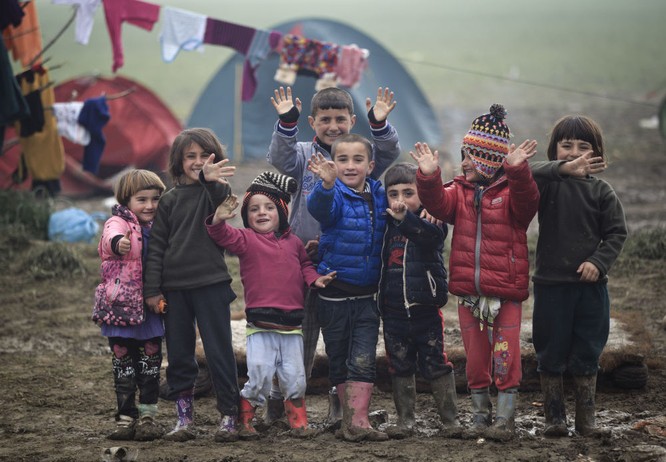Trẻ em tị nạn trên biên giới Hy Lạp 