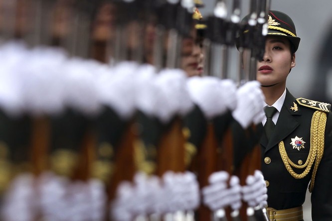 Nữ quân nhân Quân đội Giải phóng Trung Quốc trong lễ đón Tổng thống Đức Joachim Gauck tại Bắc Kinh