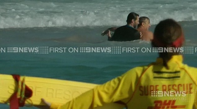 “Người sói” Hugh Jackman cứu 2 mạng người ở bãi biển Australia ảnh 1