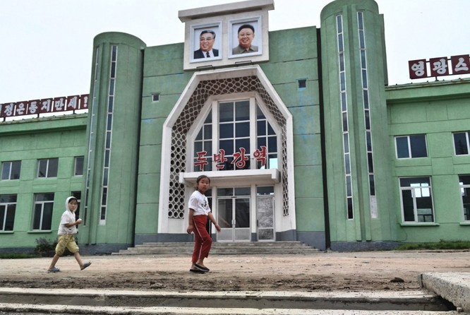 When he later returned to the train station, he noticed portraits of the country's former leaders and the words "long live" scattered throughout.