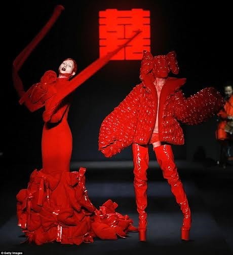 Kinh dị show thời trang “đẫm máu” ở Trung Quốc ảnh 11
