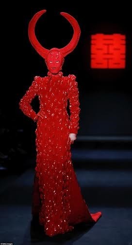 Kinh dị show thời trang “đẫm máu” ở Trung Quốc ảnh 1