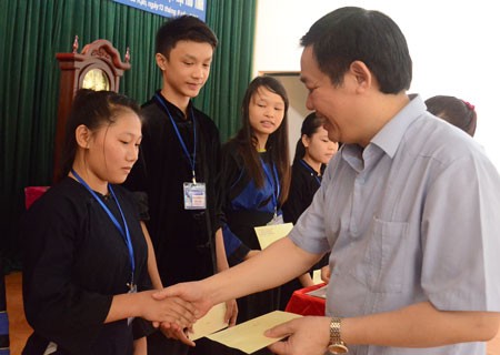 Vương Đình Huệ trao học bổng tặng 20 em học sinh giỏi của Trường Phổ thông Dân tộc nội trú Bắc Kạn.