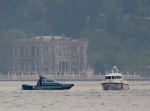 Tàu Thổ Nhĩ Kỳ bao vây tàu Nga ở eo biển Bosporus ảnh 1