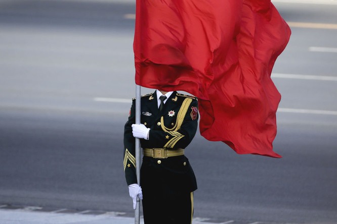 Vệ binh danh dự với cờ Trung Quốc ở Bắc Kinh