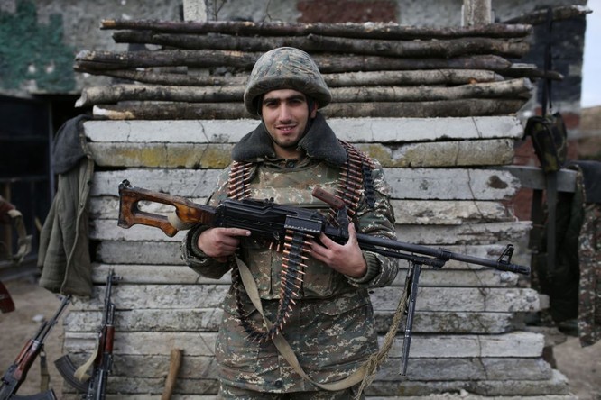Lính Armenia tạo dáng ở khu vực xung đột Karabakh