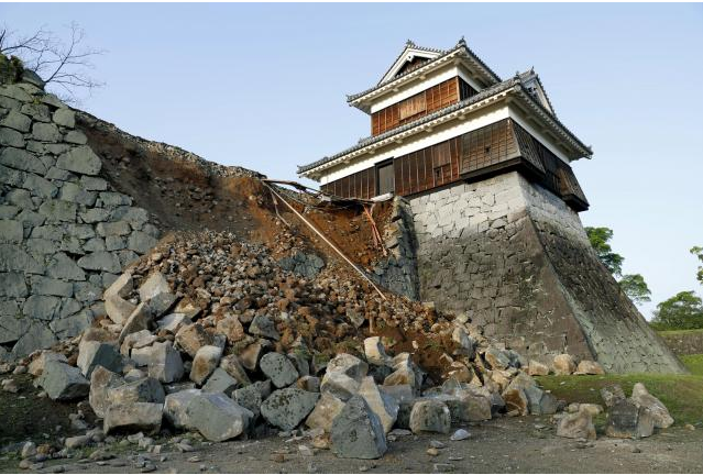 Nhật Bản: Đổ nát hoang tàn sau trận động đất ảnh 14
